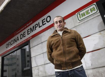 José Luis Morales, ante una oficina del Inem en Madrid.