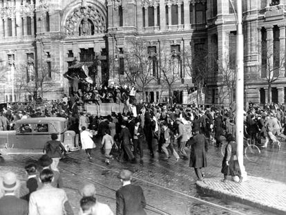 Ciudadanos entusiasmados celebran la proclamación de la Segunda República ante el Palacio de Comunicaciones de Madrid.