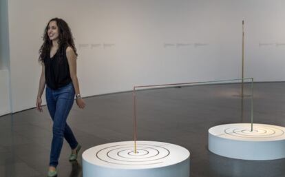 Iman Issa amb una de les obres que exposa al Macba.