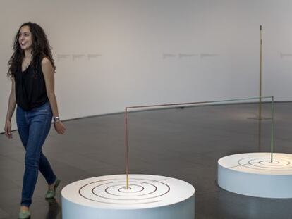 Iman Issa junto una de las obras que expone en el Macba.