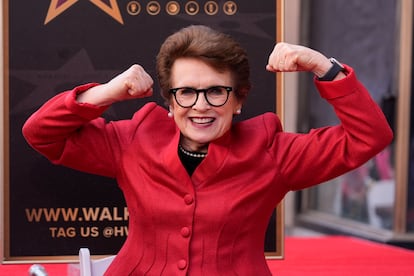 Billie Jean King, con su estrella en el Paseo de la Fama de Hollywood, el 7 de abril de 2025 en Los Ángeles.