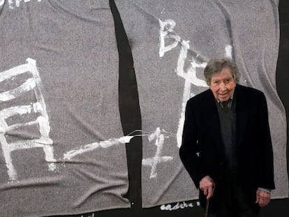 Antoni Tàpies, ante una de sus obras en la reapertura de la sede de su fundación, en Barcelona, en marzo de 2010.