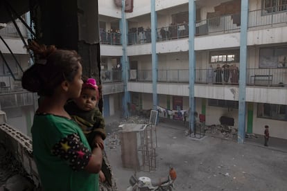 Familias palestinas viven en una escuela de la UNRWA bombardeada en Jan Yunis después de abandonar Rafah, el pasado día 19.