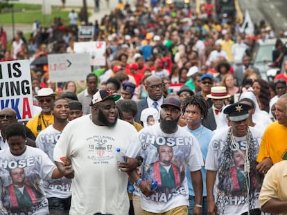 Michael Brown Sr., el padre del joven fallecido en Ferguson, en el primer aniversario de su muerte, en 2015