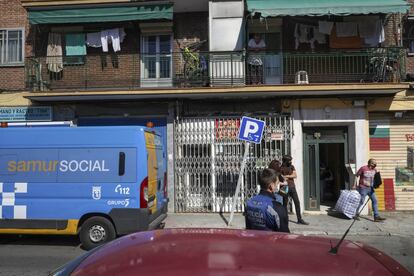 Exterior del edificio de donde han sido desahuciada la familia. En la imagen, a la derecha, Rachid El Yagoubi, de 50 años, saca sus pertenencias en presencia de la Policía Municipal.