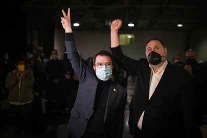 El candidato Pere Aragonès junto a Oriol Junqueras en el inicio del mitin final de campaña.