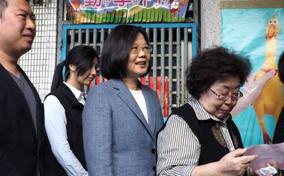 La presidenta de Taiwán, Tsai Ing-wen, vota este domingo en Taipéi en las elecciones locales.