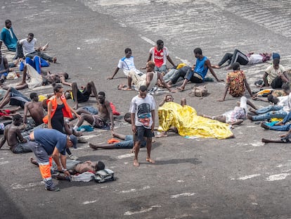 Inmigrantes en el muelle de La Restinga, El Hierro, el miércoles