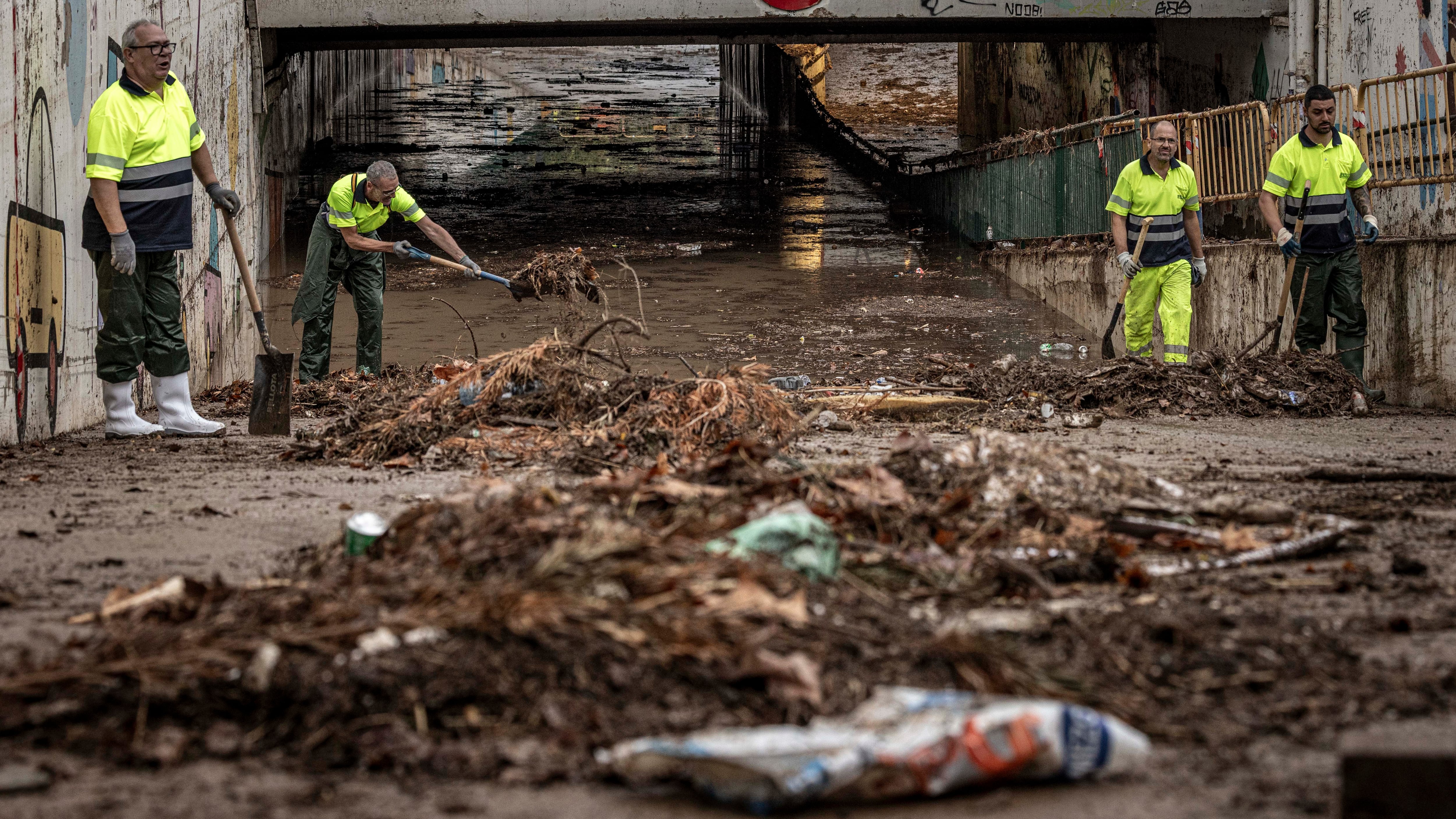 Limpieza de un túnel cerca del barranco de La Saleta en Aldaia (Valencia), este lunes.