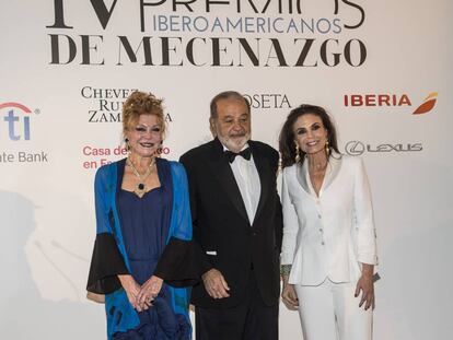 El empresario mexicano Carlos Slim, galardonado con uno de los Premios Iberoamericanos de Mecenazgo, junto con Carmen Thyssen, a su derecha, tambi&eacute;n reconocida por su labor de mecenas y Carmen Reviriego, presidenta de la Fundaci&oacute;n Callia.