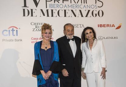 El empresario mexicano Carlos Slim, galardonado con uno de los Premios Iberoamericanos de Mecenazgo, junto con Carmen Thyssen, a su derecha, también reconocida por su labor de mecenas y Carmen Reviriego, presidenta de la Fundación Callia.