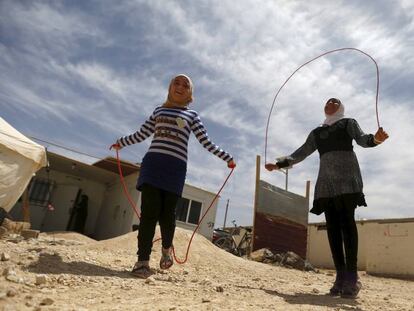 La adolescente Omayma al Hushan, a la derecha, ha lanzado una iniciativa contra el matrimonio infantil en el campo de Zaatari, en Jordania.