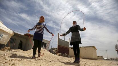 La adolescente Omayma al Hushan, a la derecha, ha lanzado una iniciativa contra el matrimonio infantil en el campo de Zaatari, en Jordania.