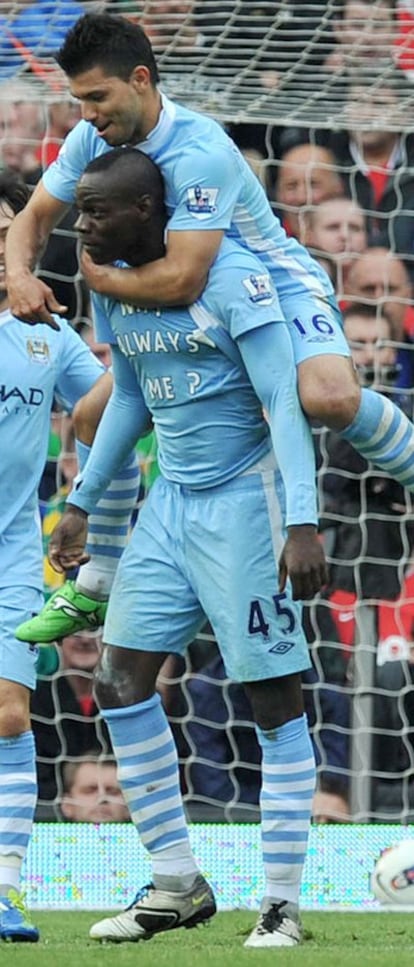 Agüero felicita a Balotelli, en cuya camiseta se lee <i>Why always me? (¿Por qué siempre yo?)</i>.