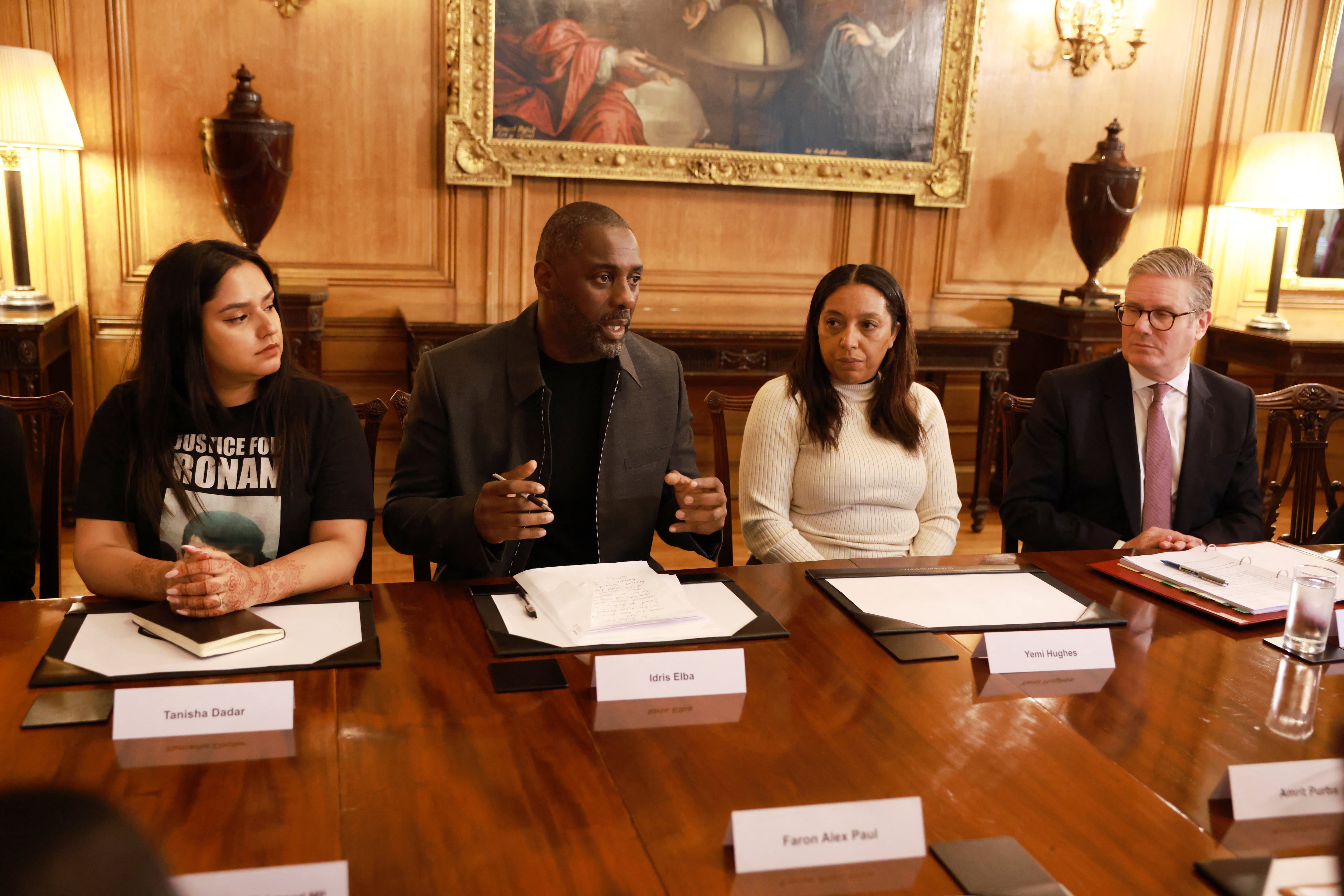 El actor Idris Elba entra en Downing Street para combatir los delitos con arma blanca en el Reino Unido 