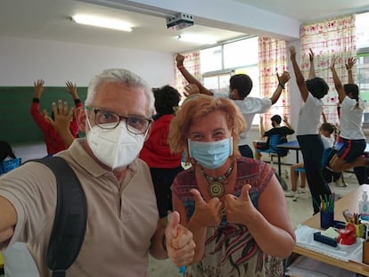 Los docentes Rosa María Arias Febles y Esteban Gabriel Santana guían a los alumnos del CEIP Arucas en las sesiones contra el miedo al coronavirus