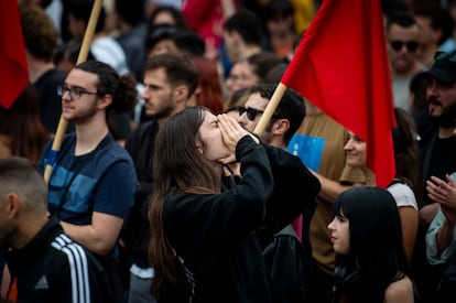 Un joven lanza consignas durante la marcha por el centro de la capital.