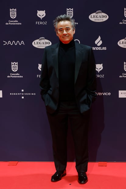 Eduard Fernández, que se llevó el premio a mejor actor protagonista de una película por 'Marco', acudió de negro de la cabeza a los pies. Esta era su décima nominación a estos galardones.