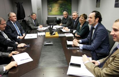 Reunión mantenida por el cluster naval vasco con la consejera Arantza Tapia, este jueves en Bilbao.