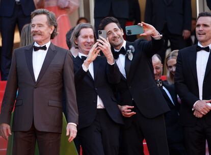 Desde la izquierda, Bryan Cranston, Wes Anderson, Adrien Brody y Matt Dillon en la alfombra roja. Por detrás asoman Fisher Stevens y Scarlett Johansson. 