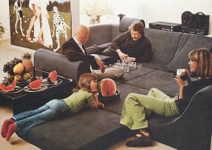 El sofá modular Pool, de Luigi Colani, con módulos-mesa, permitía la personalización total del salón.