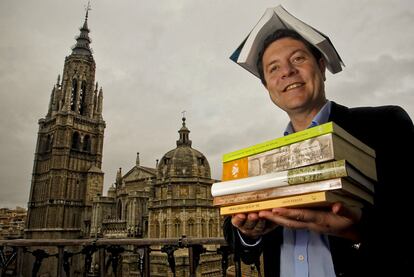 El alcalde, con la historia de Toledo en la cabeza y la catedral al fondo, en el punto más alto del Ayuntamiento.