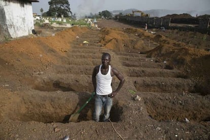 Noves tombes cavades aquesta setmana al cementiri de Freetown, a Libèria, on l'epidèmia segueix malgrat l'oblit mundial.