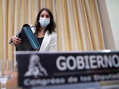 La ministra de Igualdad, Irene Montero, se prepara para comparecer ante la Comisión de Igualdad del Congreso, este miércoles.