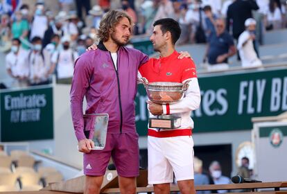 Tsitsipas y Djokovic, este domingo durante la entrega de trofeos.