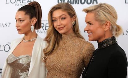 De izquierda a derecha, las modelos Bella y Gigi Hadid y su madre, el pasado noviembre.