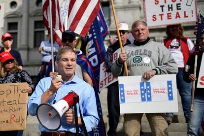 Jim Jordan durante una protesta contra el resultado de la elección presidencial en noviembre de 2020, en Pennsylvania (EE UU).