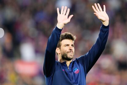 Piqué saluda a los aficionados del Camp Nou durante el partido ante el Celta a principios de octubre.