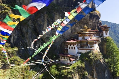 ¿Se puede medir la felicidad? En Bután dicen que sí, hasta tienen un ministerio, la Comisión Nacional para la Felicidad Bruta, que vela por ella. Según un estudio del buscador Skyscanner, en el último año aumentaron un 40% las reservas de vuelos a este país del Himalaya, con monasterios budistas que cuelgan de los acantilados como el Taktsang Dzong, el Nido del Tigre (en la foto).