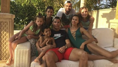 Cristiano junto a su hijo, Irina y un grupo de amigos, el pasado fin de año, en la que es la última foto de la pareja.