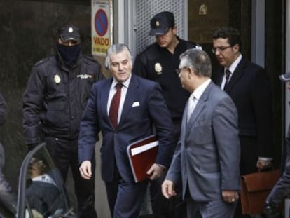 Bárcenas, a su salida de la Audiencia Nacional, donde declaró para aclarar la fortuna acumulada en bancos suizos.
