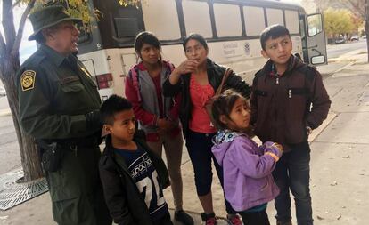 Uma família de imigrantes centro-americanos em frente a um albergue em El Paso, Texas, em 29 de novembro.