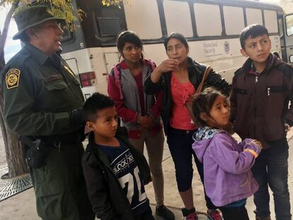 Uma família de imigrantes centro-americanos em frente a um albergue em El Paso, Texas, em 29 de novembro.