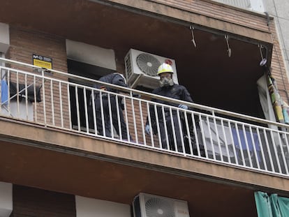 Mossos d'Esquadra revisando el origen del incendio de Santa Coloma de Gramenet