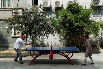 La gente juega ping-pong en la calle en el antiguo distrito de Liwan en Guanghzou.