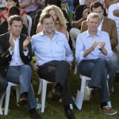 Mariano Rajoy junto al jefe del Ejecutivo gallego, Alberto Núñez Feijóo, la ministra de Fomento, Ana Pastor, y el conselleiro de Presidencia, Alfonso Rueda