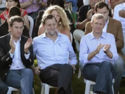 Mariano Rajoy junto al jefe del Ejecutivo gallego, Alberto Núñez Feijóo, la ministra de Fomento, Ana Pastor, y el conselleiro de Presidencia, Alfonso Rueda