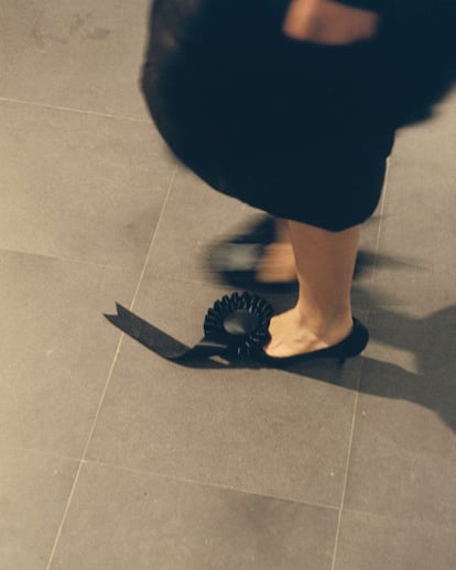 Ellen Hodakova ha revolucionado la moda con sus diseños, creaciones que rayan en el surrealismo: trajes de paños de cocina, faldas que son cinturones superpuestos, vestidos sacados de pantalones, pantalones sacados de botas, botas sacadas de tubos de plástico y faldas tejidas con restos de neumáticos.