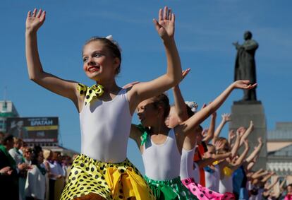 Niñas durante un baile frente al monumento del fundador de la Unión Soviética, Vladimir Lenin, en Yekaterinbutg, Rusia, el 19 de agosto.