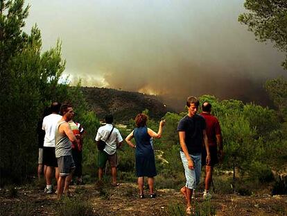 Vecinos de L&#39;Olleria observaban ayer el avance de un frente de llamas procedente de Xàtiva.