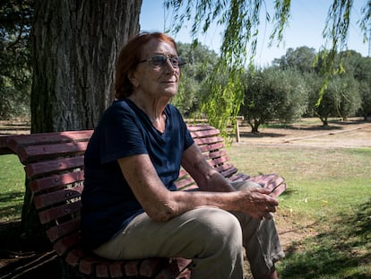 Rosa Regàs bajo el sauce llorón que le regaló Jaime Salinas.