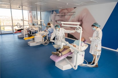 Alumnos en prácticas del Grado Superior en Higiene Bucodental.