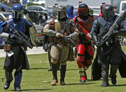 Visitantes vestidos como personajes de <i>La guerra de las galaxias</i> llegan al recinto de la Comic-Con de San Diego.