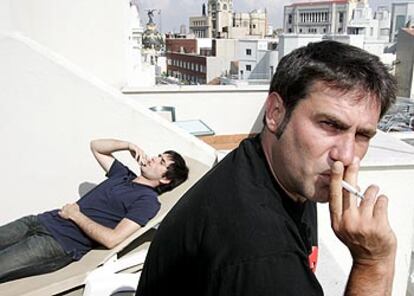 Sergi López, en primer término, y Samuel Benchetrit, en la terraza de un hotel de la Gran Vía, en Madrid.