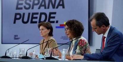 La vicepresidenta primera, Carmen Calvo, la ministra portavoz y ministra de Hacienda, María Jesús Montero, y el ministro de Ciencia e Innovación, Pedro Duque, durante la rueda de prensa tras la reunión este martes del Consejo de Ministros. 