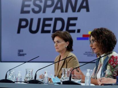 La vicepresidenta primera, Carmen Calvo, la ministra portavoz y ministra de Hacienda, María Jesús Montero, y el ministro de Ciencia e Innovación, Pedro Duque, durante la rueda de prensa tras la reunión este martes del Consejo de Ministros. 